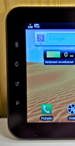 Galaxyn virtuaaliset toimintonäppäimet löytyvät laitteen toisesta sivusta. Se, onko se oikea vai vasen sivu, riippuu kummin päin laitteen kääntää, koska näytön sisältö tosiaankin mukautuu siihen, miten päin käyttäjä sattuu laitetta pitämään.