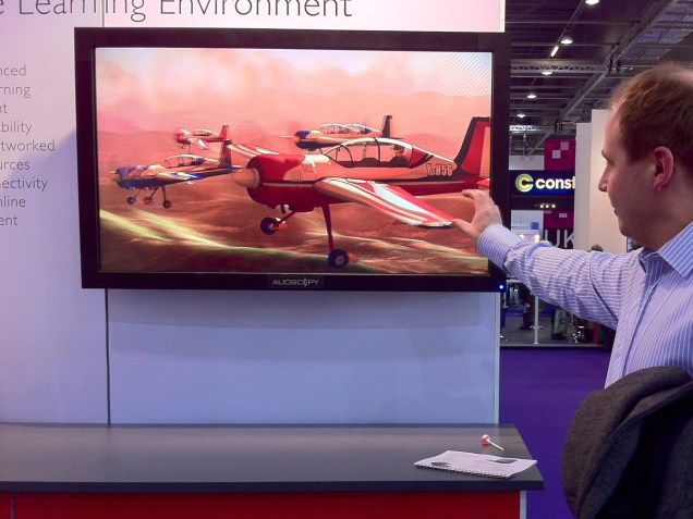 Kuvassa olevat lentokoneet olivat siinä näytöllä, paitsi se lähimpänä oleva, joka leijui näytön ulkopuoella. Jukka yritti ottaa sen siiven kärjestä kiinni, mutta ilmaahan se vain haroi.