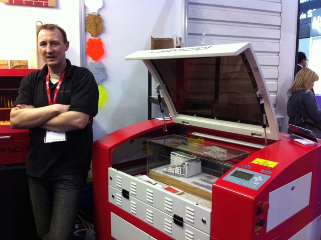 Tai jos arkkitehti piirtää talon, hän voi tulostaa siitä pienoismallin pöydälle.