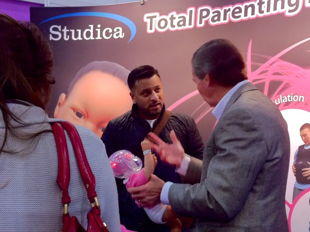 Robotiikkaa oli havaittavissa myöskin vauvanhoitoon liittyvässä opastamisessa. Robottivauvan käsittely on paljon turvallisempaa, kuin oikean. Ehkä tätä kautta ainakin ensisynnyttäjän itsetuntoa saadaan hiukan rohkaistua.