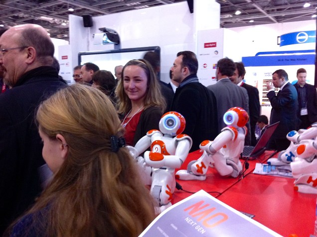 Maailmalla kuuma keskustelun aihe on robottiautojen tuleminen, joten silmään sattui täälläkin robottiteknologia. Tanssivassa robotissa ei sinänsä ole mitään uutta, mutta indikoiko tämäkin silti olemassa olevaa murrosta?