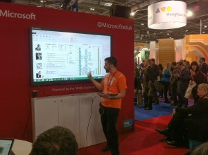 Microsoftin kaveri (opettaja itsekin) esittelee OneNote class notebooks -toimintaa luokan kanssa. Tämän työkalun voi ottaa käyttöön Office 365:n Sivustoilla.  