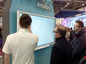 Älytaulut ja älytykit loistivat poissaolollaan. Niiden tilalla oli isot kosketusälynäytöt.